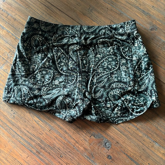 Lucky Brand size 4 black & gray paisley print shorts - Picture 8 of 15